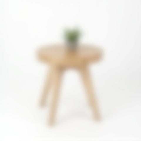 Rundt sidebord i lyst træ, perfekt til stuen