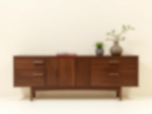 Moderne skænk i valnød med rene linjer