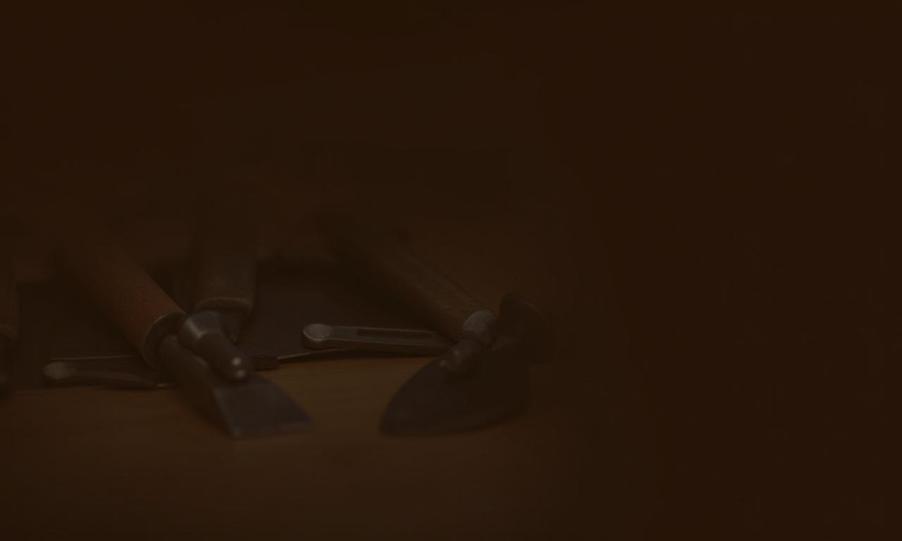 Nærbillede af velorganiserede, traditionelle træbearbejdningsværktøjer på et værkstedsbord, med fokus på detaljer og håndværkets autenticitet.